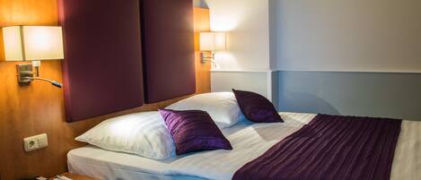 Quarto casal | Cofres nos quartos, escrivaninha, quartos à prova de som