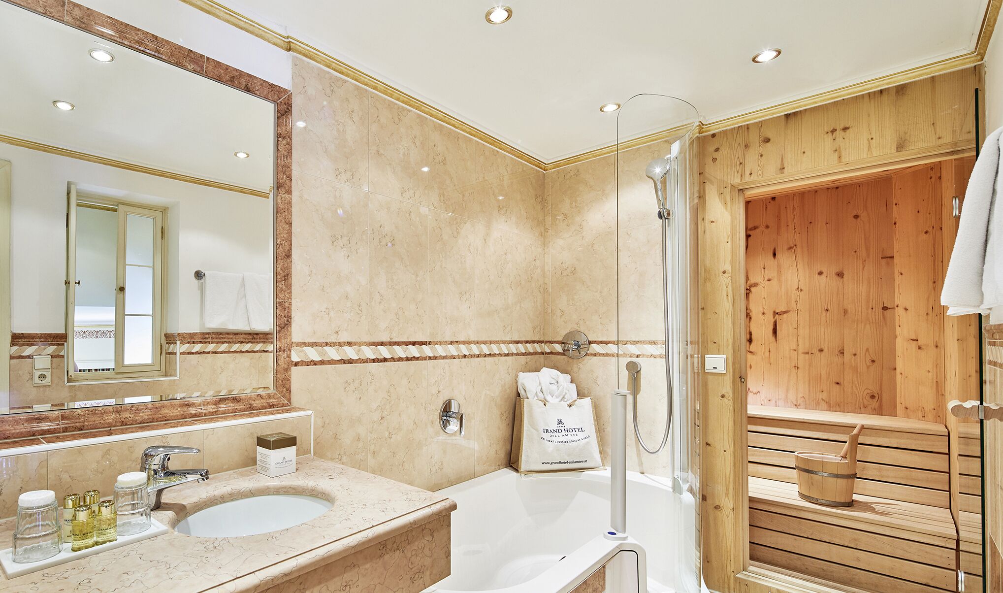 Une salle de bain avec un lavabo en marbre, un grand miroir, une douche et un lambris en bois.