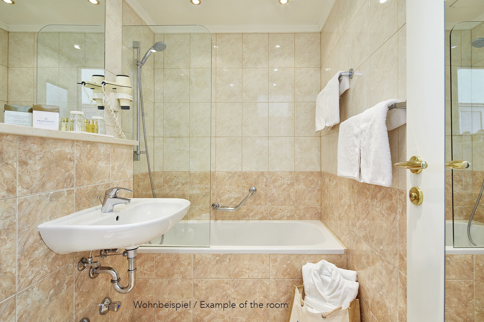 Un baño moderno con lavamanos, bañera y ducha.