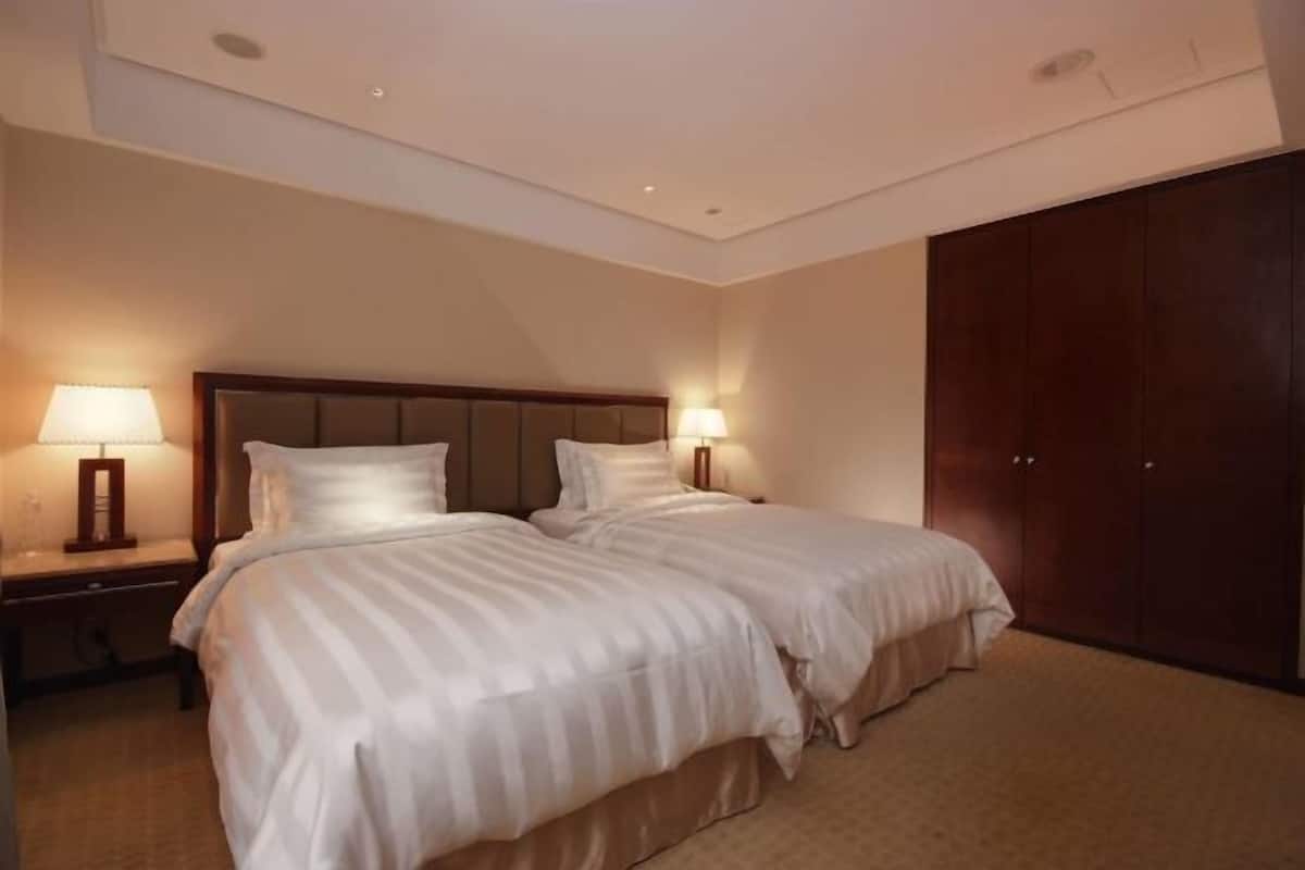 1 quarto, frigobar, cofres nos quartos, escrivaninha