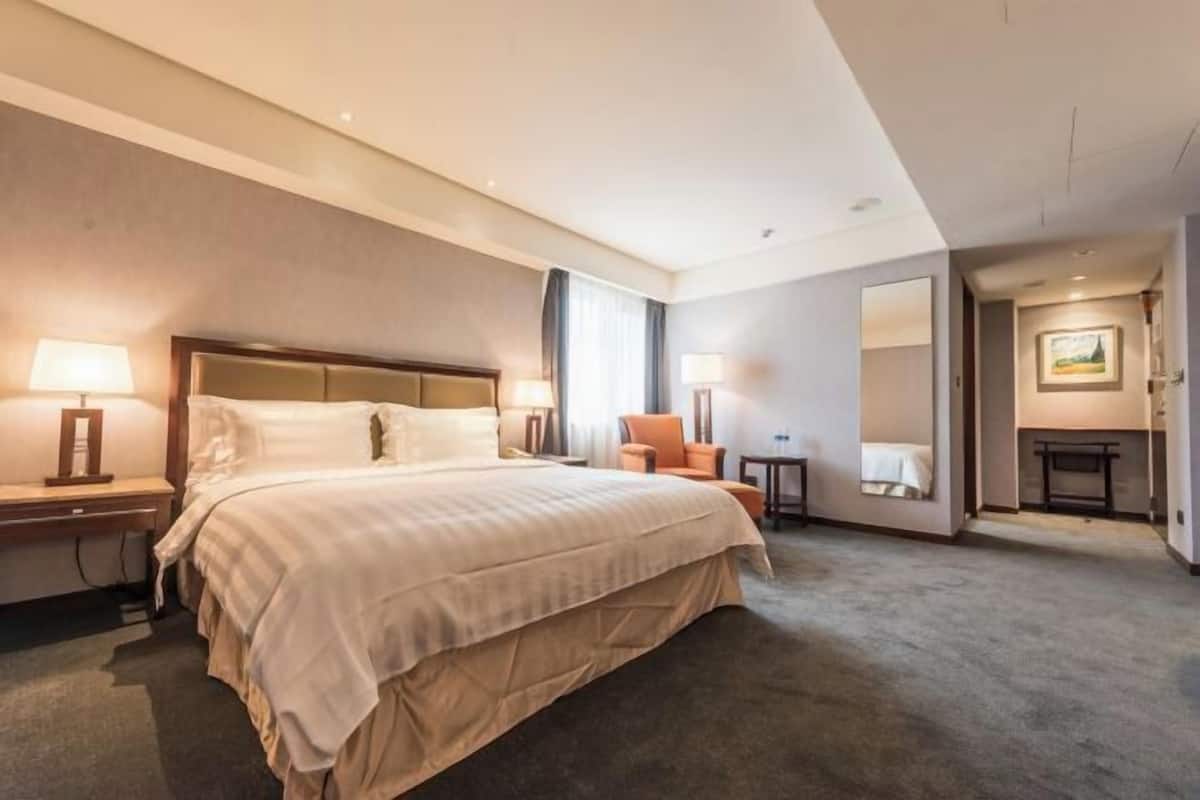 1 quarto, frigobar, cofres nos quartos, escrivaninha