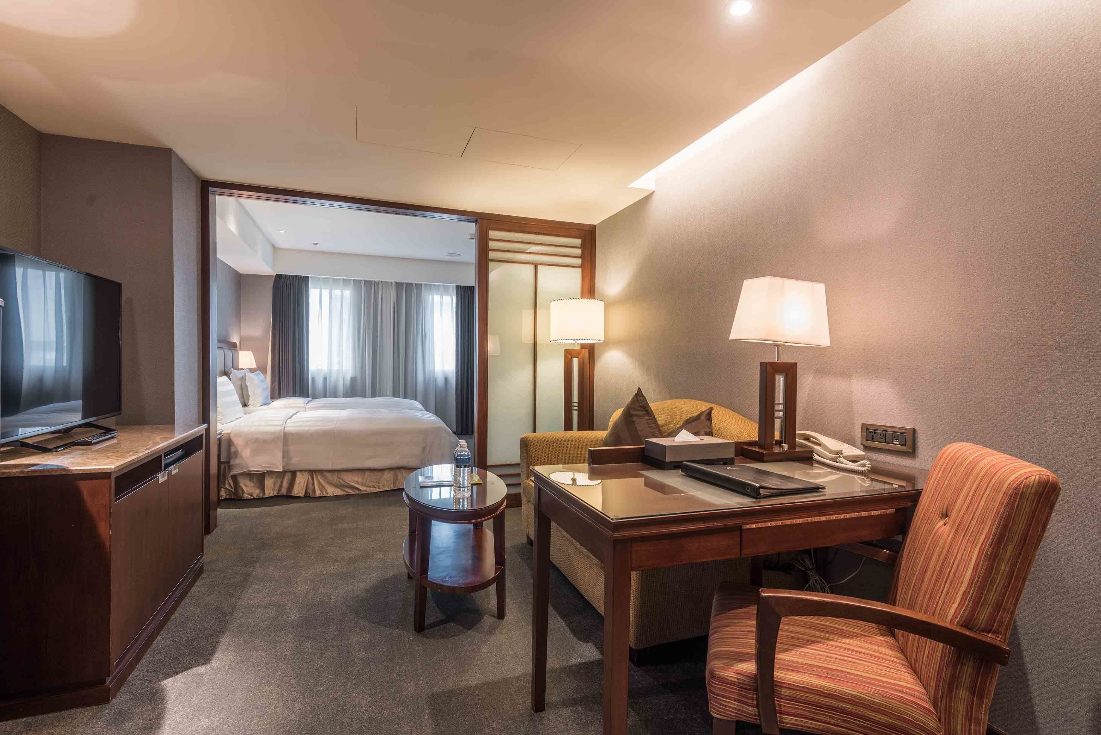 superior suite, 2 single beds | 1 bedroom, minibar, in-room safe, desk