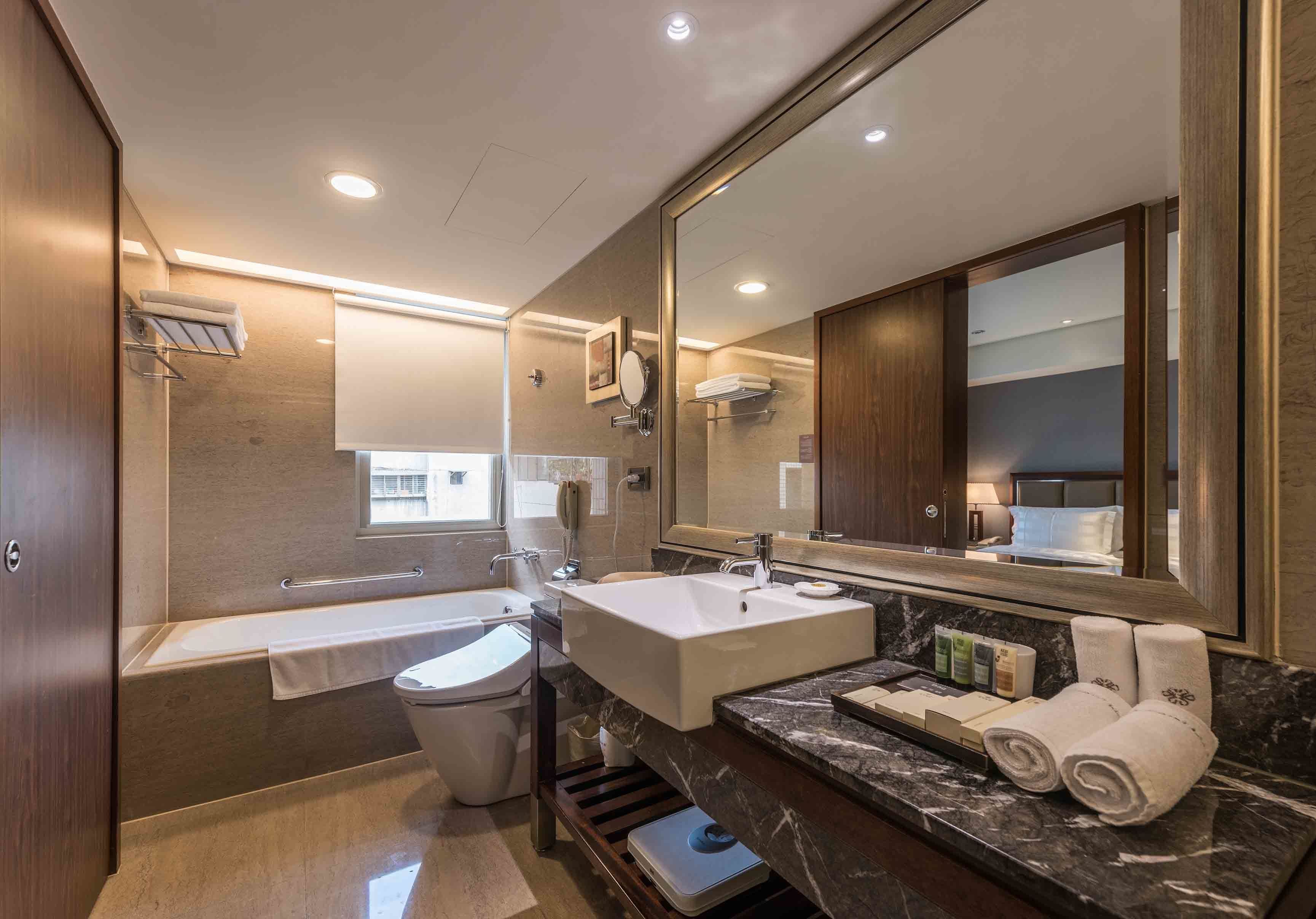 superior suite, 2 single beds | 1 bedroom, minibar, in-room safe, desk