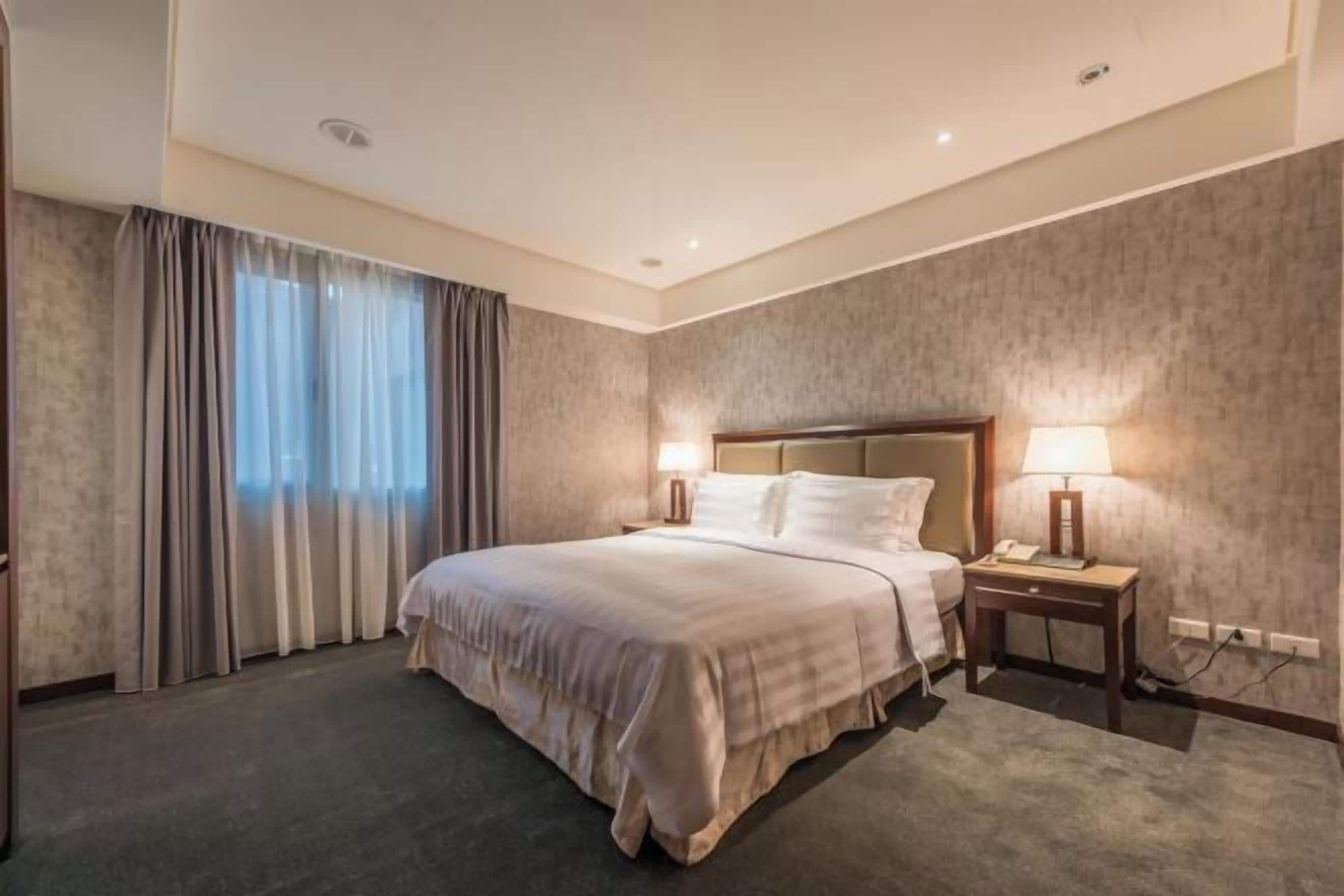 迷你吧、客房内保险箱 、办公桌、遮光窗帘