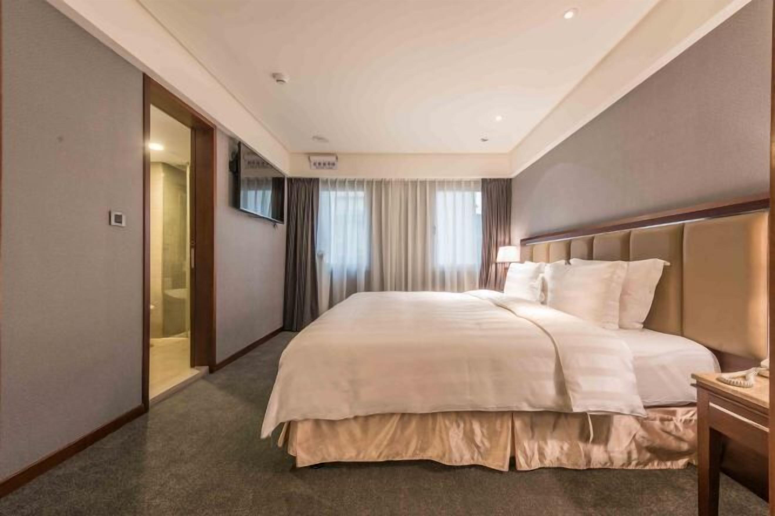 迷你吧、客房内保险箱、办公桌、遮光窗帘