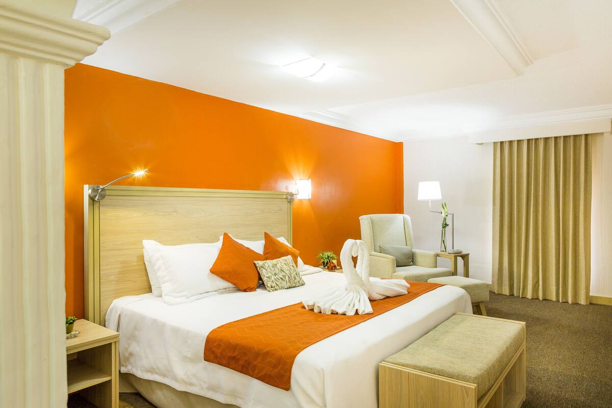Executive Room, 1 King Bed | In-room safe, desk, iron/ironing board, free WiFi
