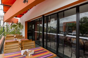 Breakfast, lunch, dinner served; international cuisine  - Hotel Flamingo (Irapuato)