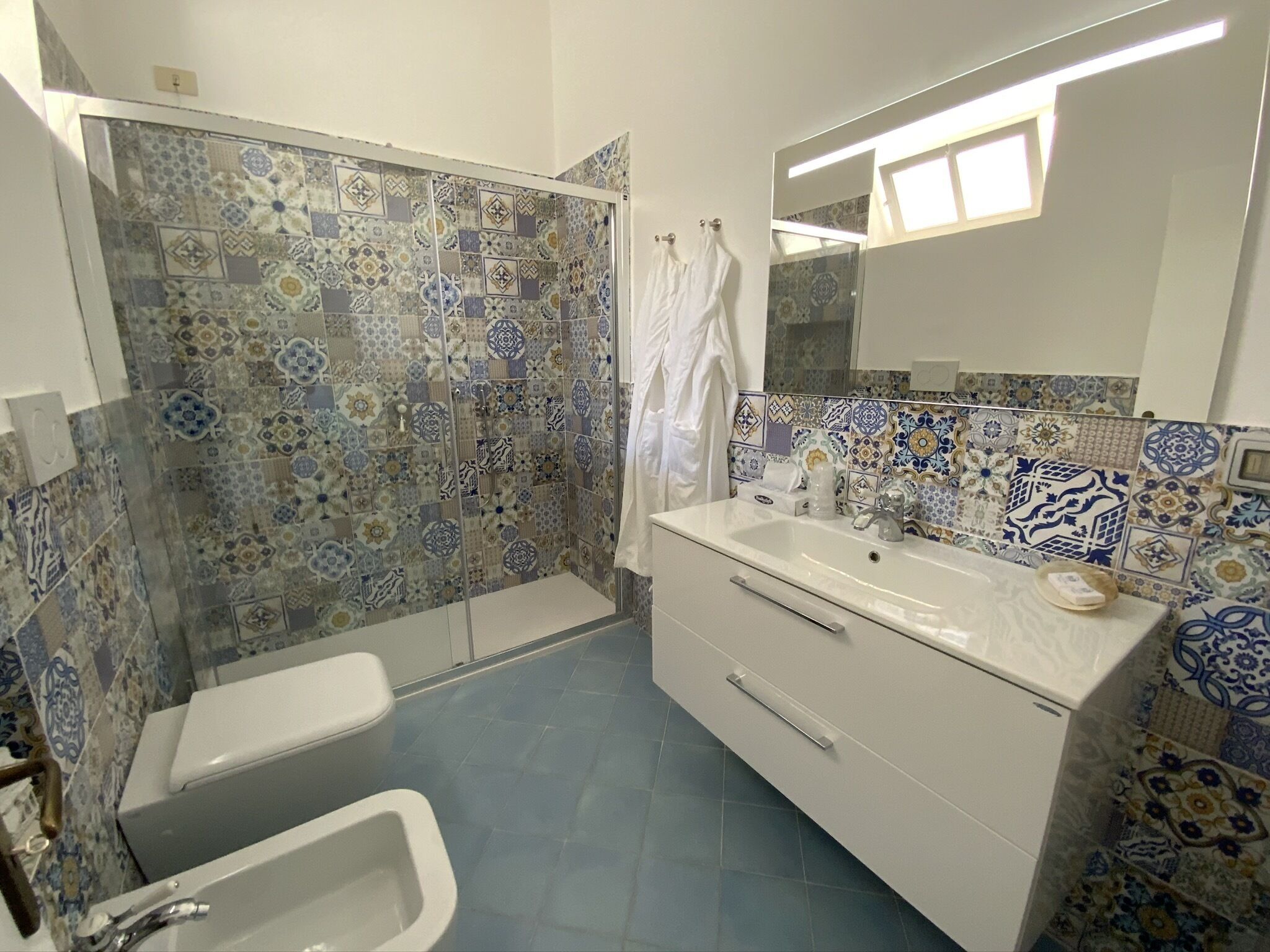 classic double room | bathroom | shower, free toiletries, hair dryer, bathrobes