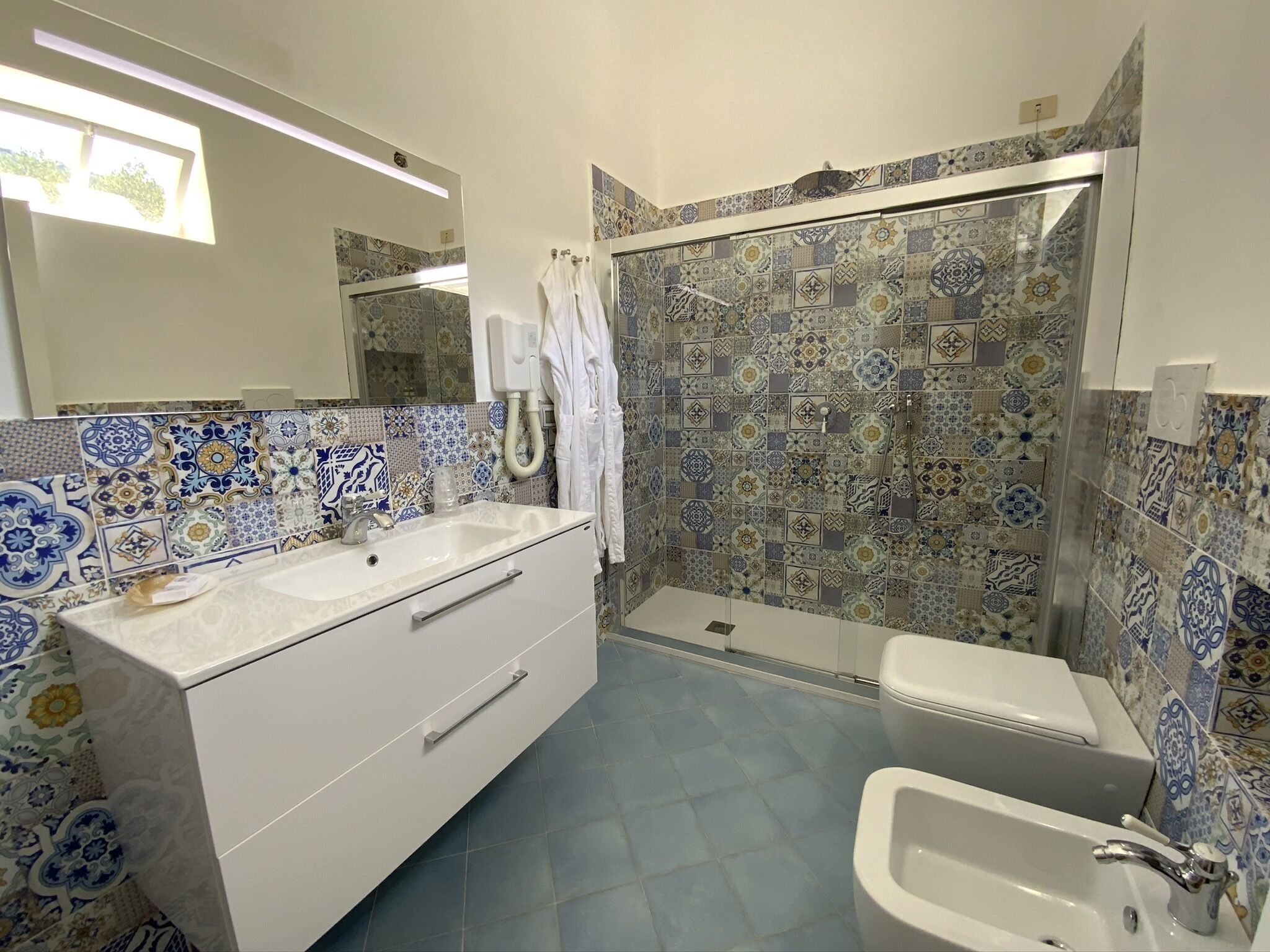 camera tripla classic | bathroom | shower, free toiletries, hair dryer, bathrobes