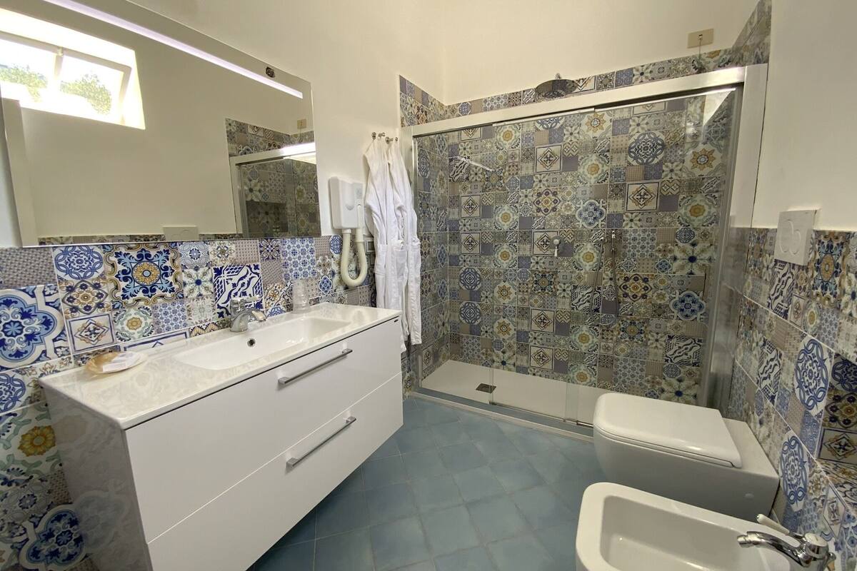 camera tripla classic | bathroom | shower, free toiletries, hair dryer, bathrobes