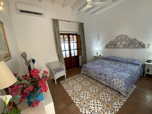 Minibar, safe på rommet, wi-fi (inkludert) og sengetøy