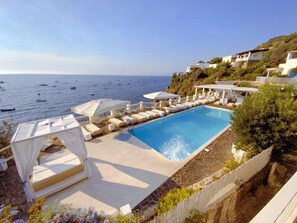 Outdoor pool, sun loungers - Hotel La Piazza (Lipari)
