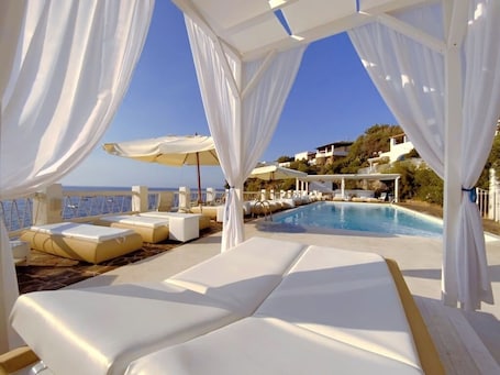 Outdoor pool, sun loungers