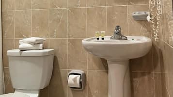 Ducha, artículos de tocador gratuitos, secador de pelo, toallas