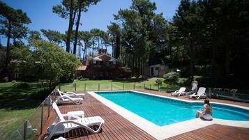 Una piscina al aire libre de temporada