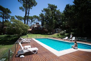 Una piscina al aire libre de temporada