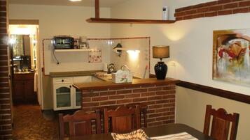 Hütte für 4 Personen | Eigene Küche | Kühlschrank, Mikrowelle, Wasserkocher, Toaster