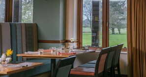 2 restaurants, breakfast, lunch, dinner served; international cuisine 