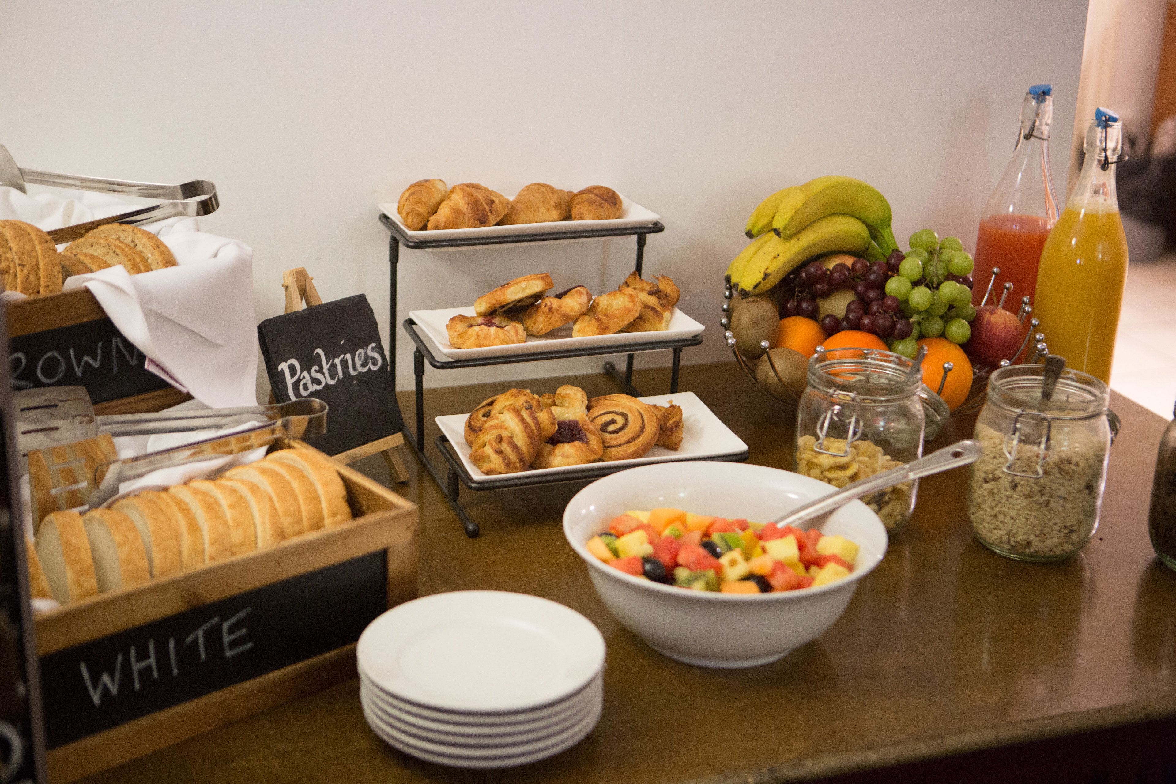 بوفيه فطور يوميًا بتكلفة قدرها (10 GBP للشخص)