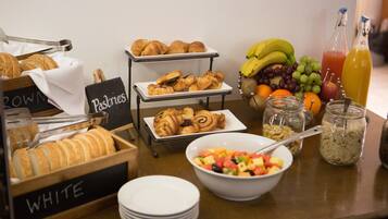 Café da manhã com buffet todos os dias (GBP 10 por pessoa)