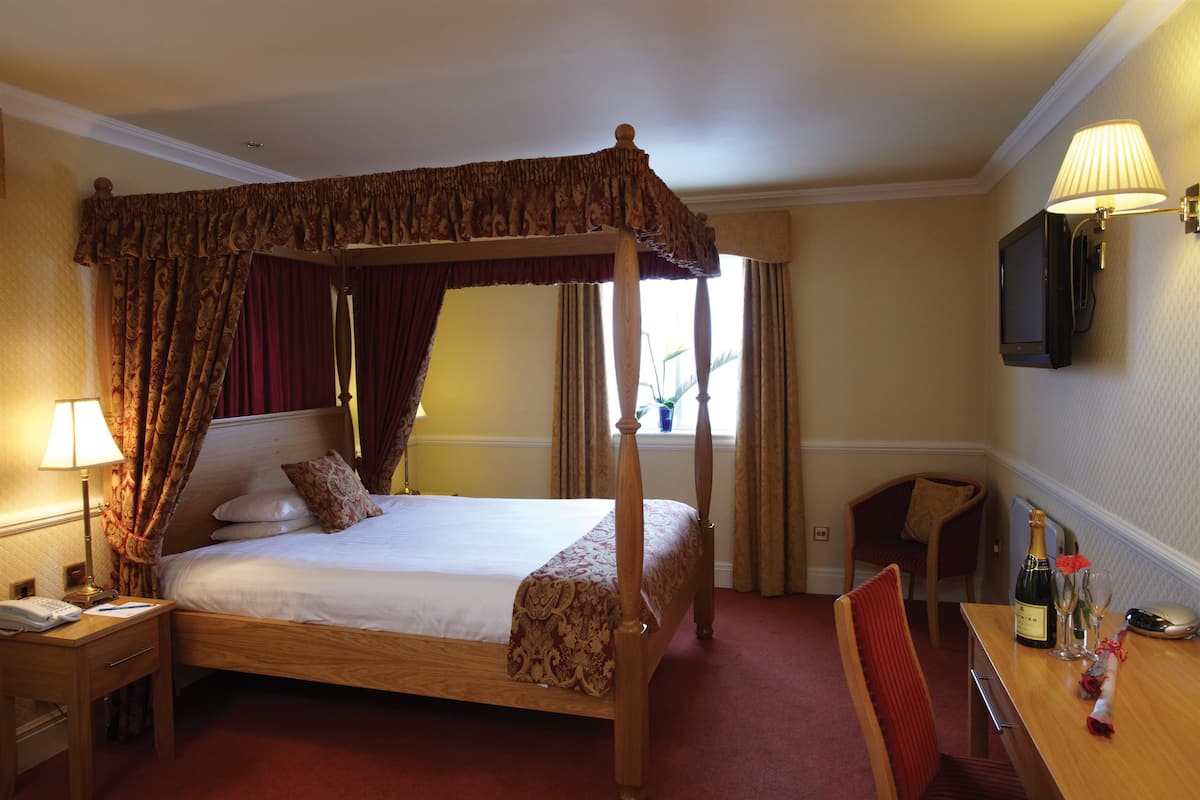 Executive Room, 1 Queen Bed, Non Smoking (Four Poster Bed) | In-room safe, desk, iron/ironing board, rollaway beds