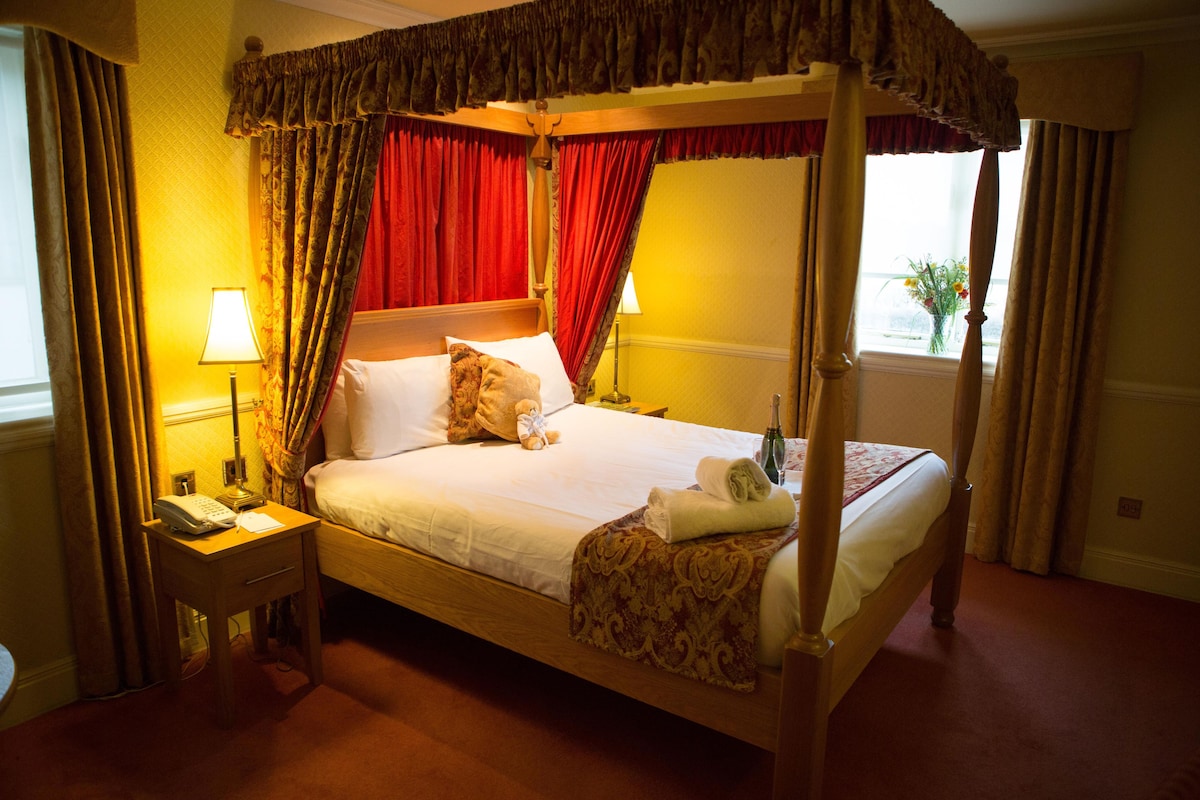 Habitación ejecutiva, 1 cama de matrimonio, no fumadores (Four Poster Bed) | Caja fuerte, escritorio, espacio para trabajar con un portátil