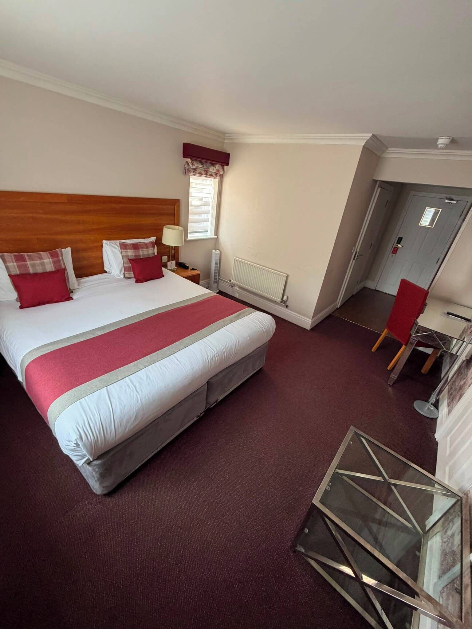 Chambre Standard, 1 très grand lit, non-fumeur (Converts to 2 TwinBeds;Walk-in Shower)