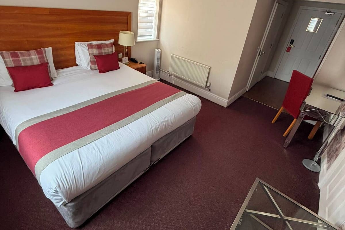 Habitación estándar, 1 cama de matrimonio grande (Converts to 2 TwinBeds;Walk-in Shower) | Caja fuerte, escritorio, espacio para trabajar con un portátil
