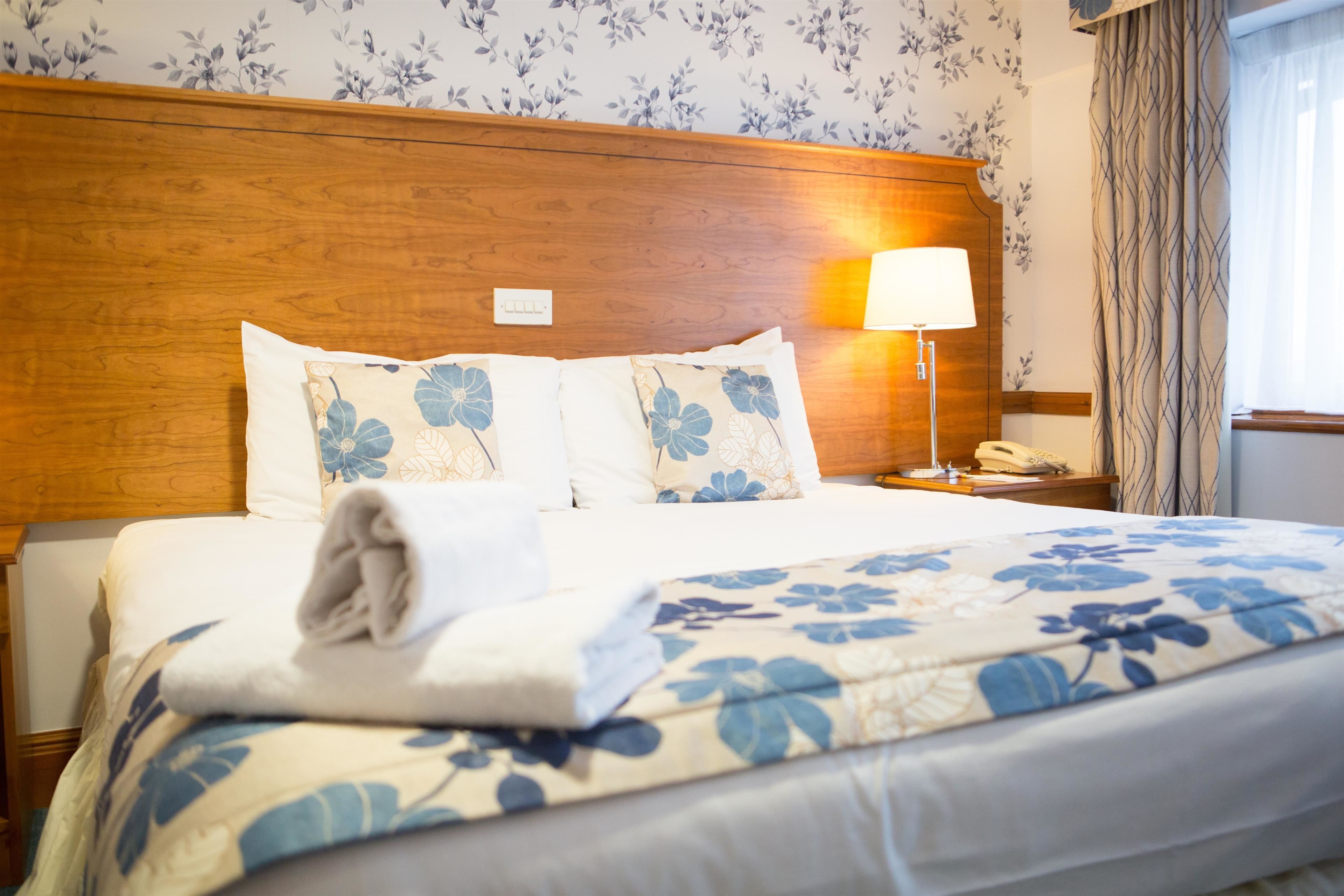 comfort room, 1 king bed, non smoking | in-room safe, desk, iron/ironing board, rollaway beds