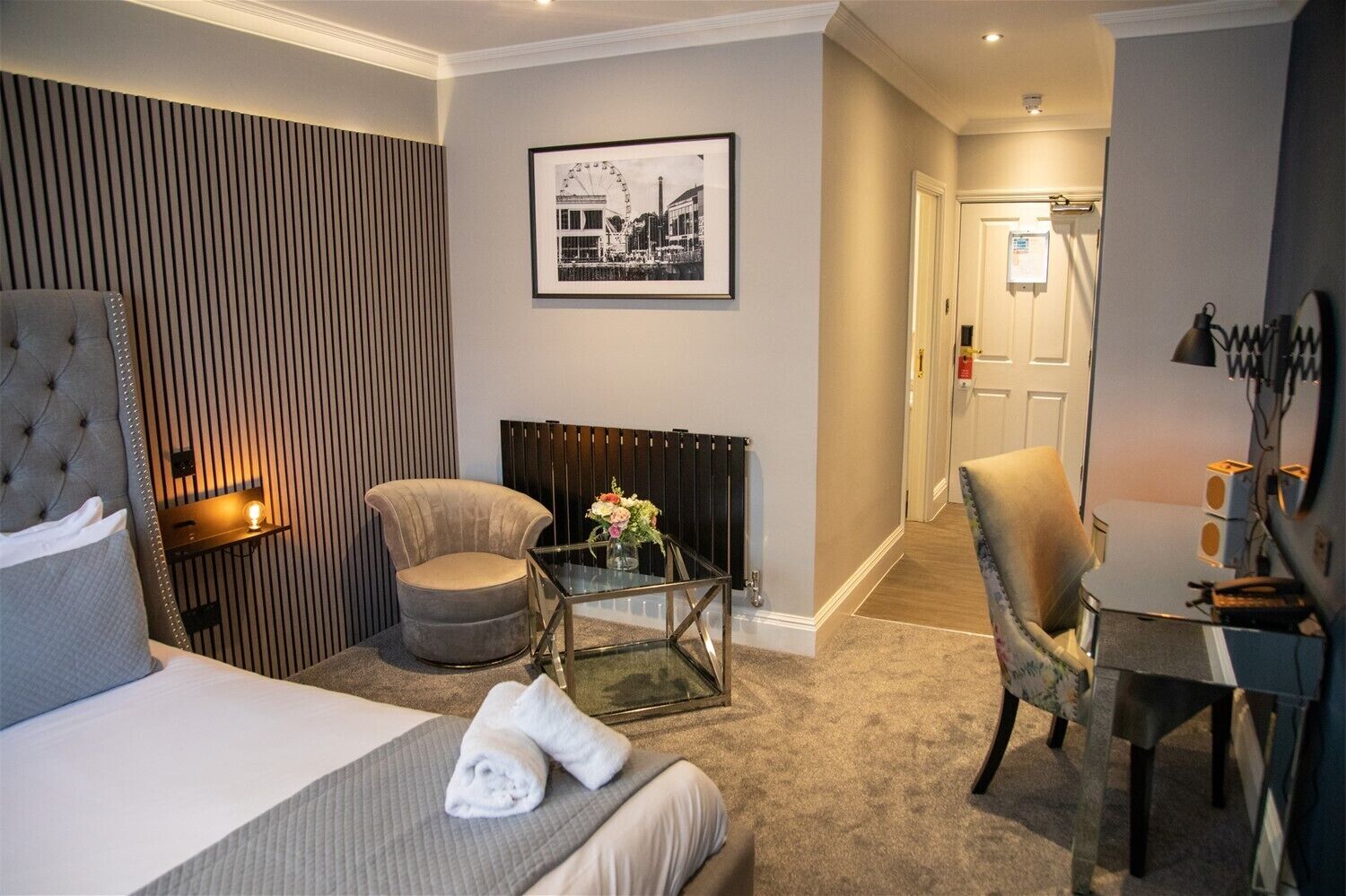 executive room, 1 king bed, non smoking | in-room safe, desk, iron/ironing board, rollaway beds