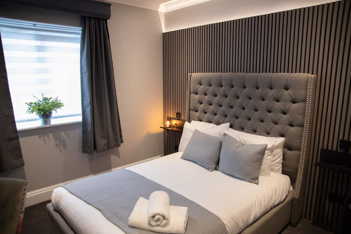 executive room, 1 double bed, non smoking | in-room safe, desk, iron/ironing board, rollaway beds