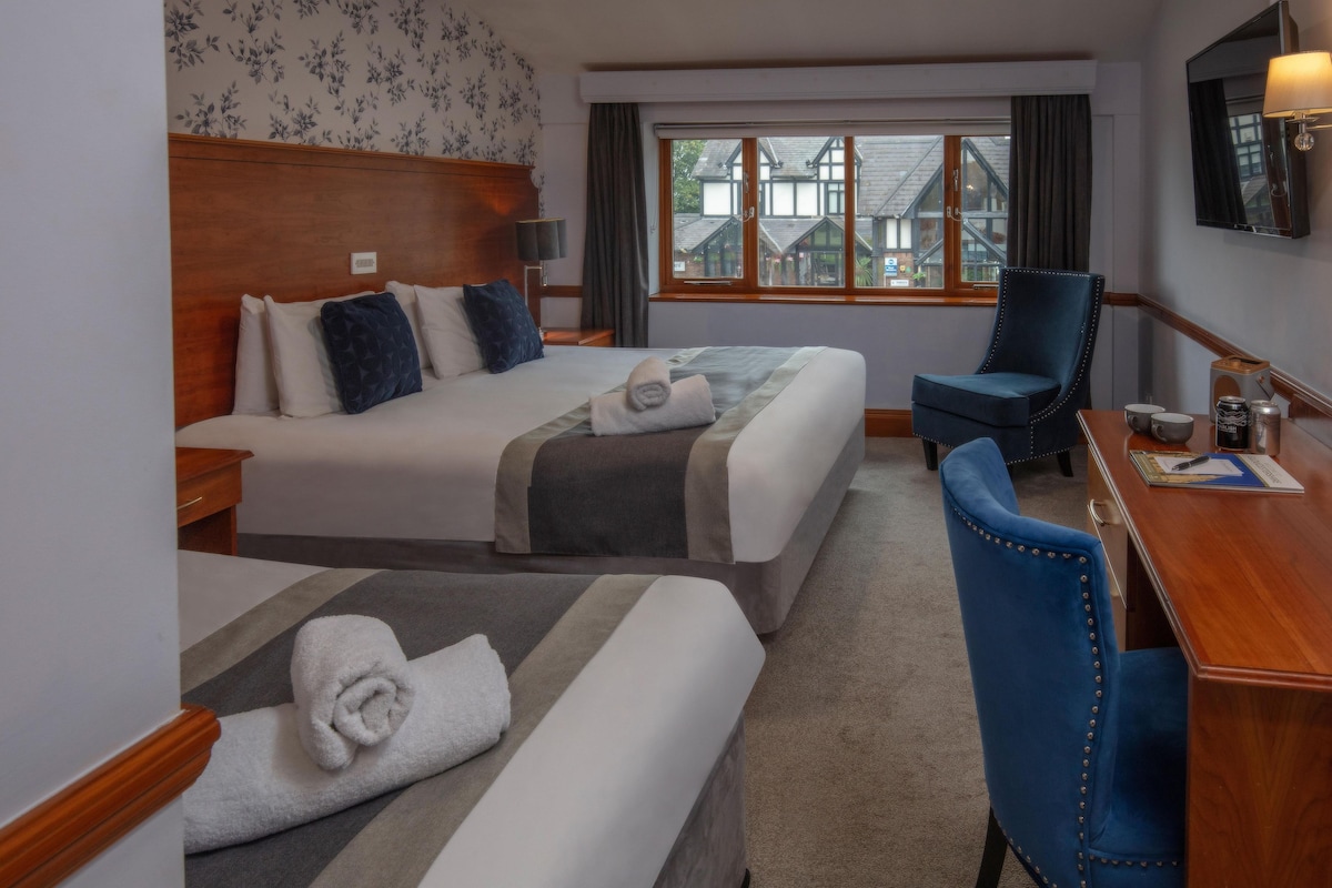 Superior Room, 1 King Bed, Non Smoking | In-room safe, desk, laptop workspace, iron/ironing board