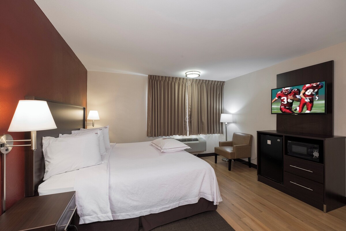 Premium Room, 1 King Bed (Upgraded Bedding & Snack, Smoke Free) | Desk, laptop workspace, blackout curtains, iron/ironing board