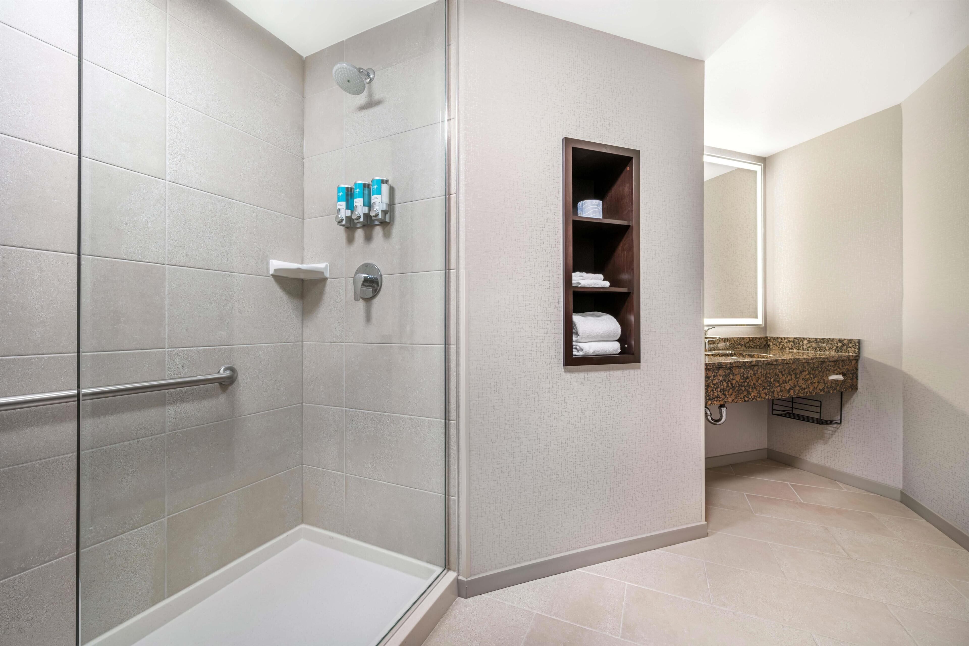 Combined shower/tub, free toiletries, hair dryer, towels