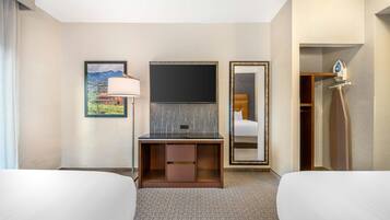 Escritorio, cortinas blackout y tabla de planchar con plancha