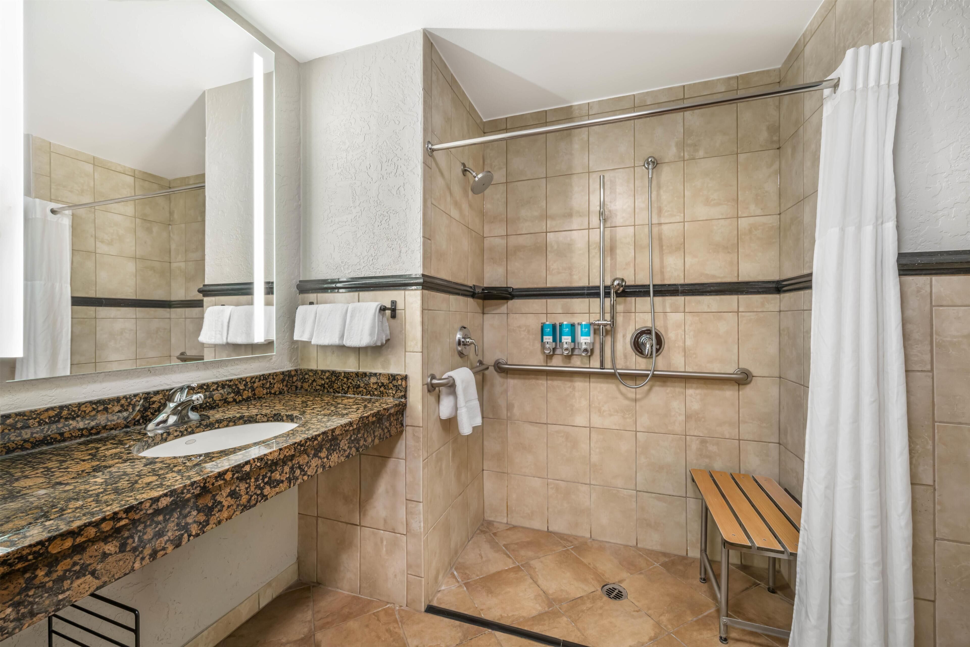 Combined shower/tub, free toiletries, hair dryer, towels