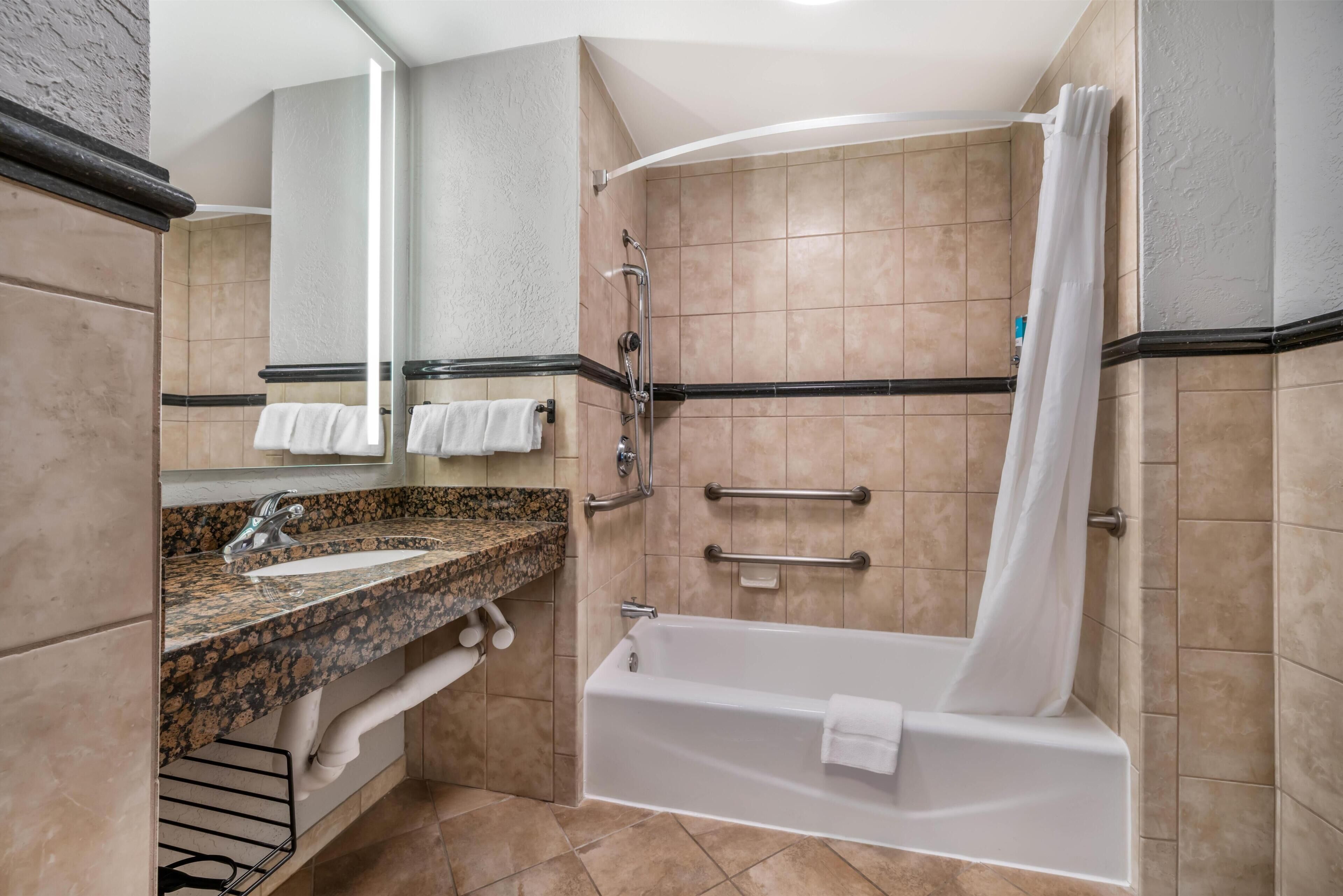 Bañera con ducha, artículos de tocador gratuitos, secador de pelo