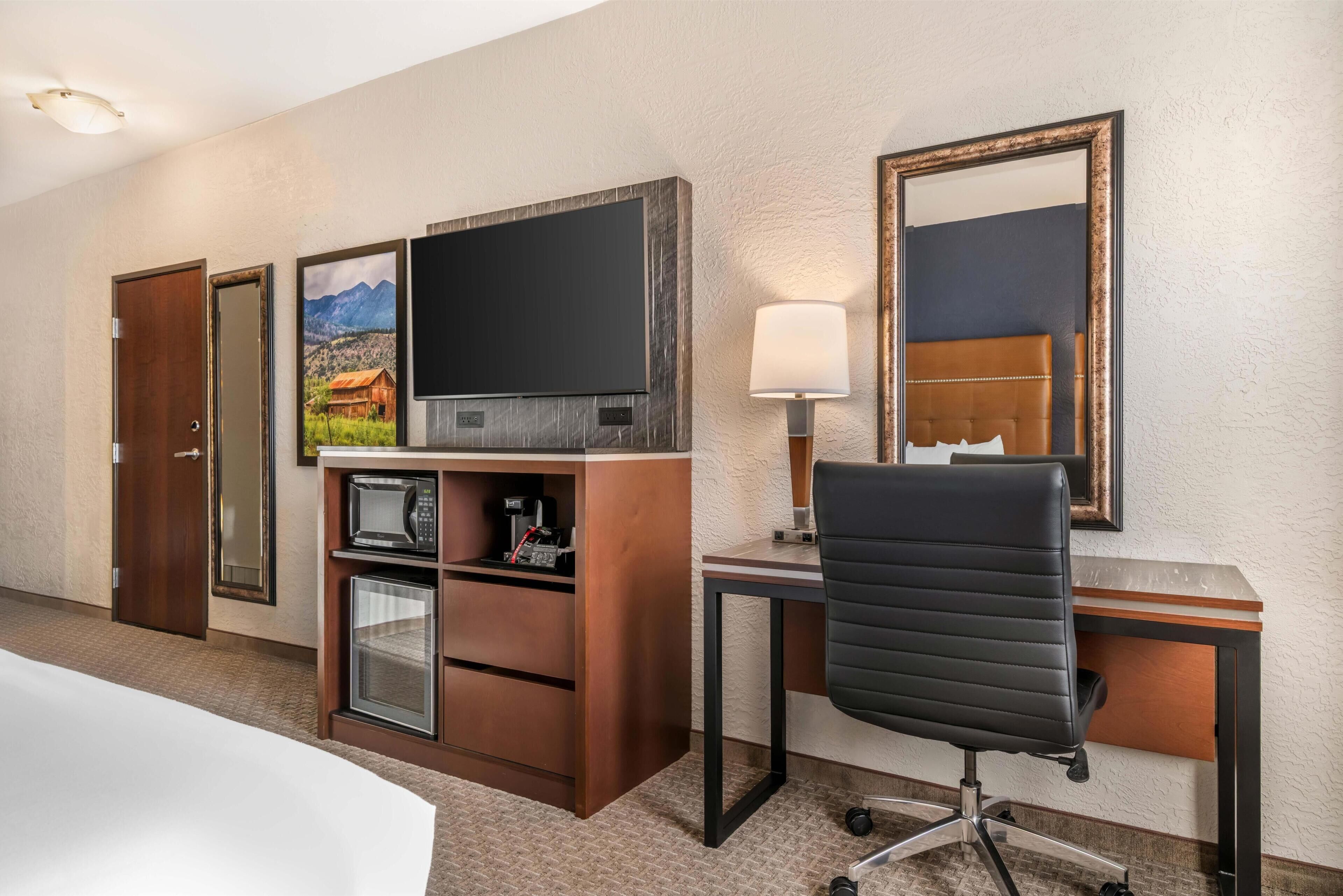 Room, 1 King Bed, Accessible (Upper Floor, Tub) | Desk, blackout curtains, iron/ironing board, free cots/infant beds