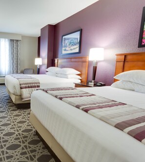 Schreibtisch, Verdunkelungsvorhänge, Bügeleisen/Bügelbrett