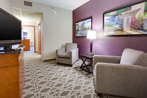 Desk, blackout drapes, iron/ironing board, free cribs/infant beds - Drury Inn & Suites Middletown Franklin (Franklin)