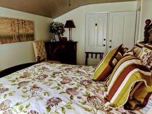 Deluxe Single Room, 1 Queen Bed, Fireplace, Garden View (Rochester)