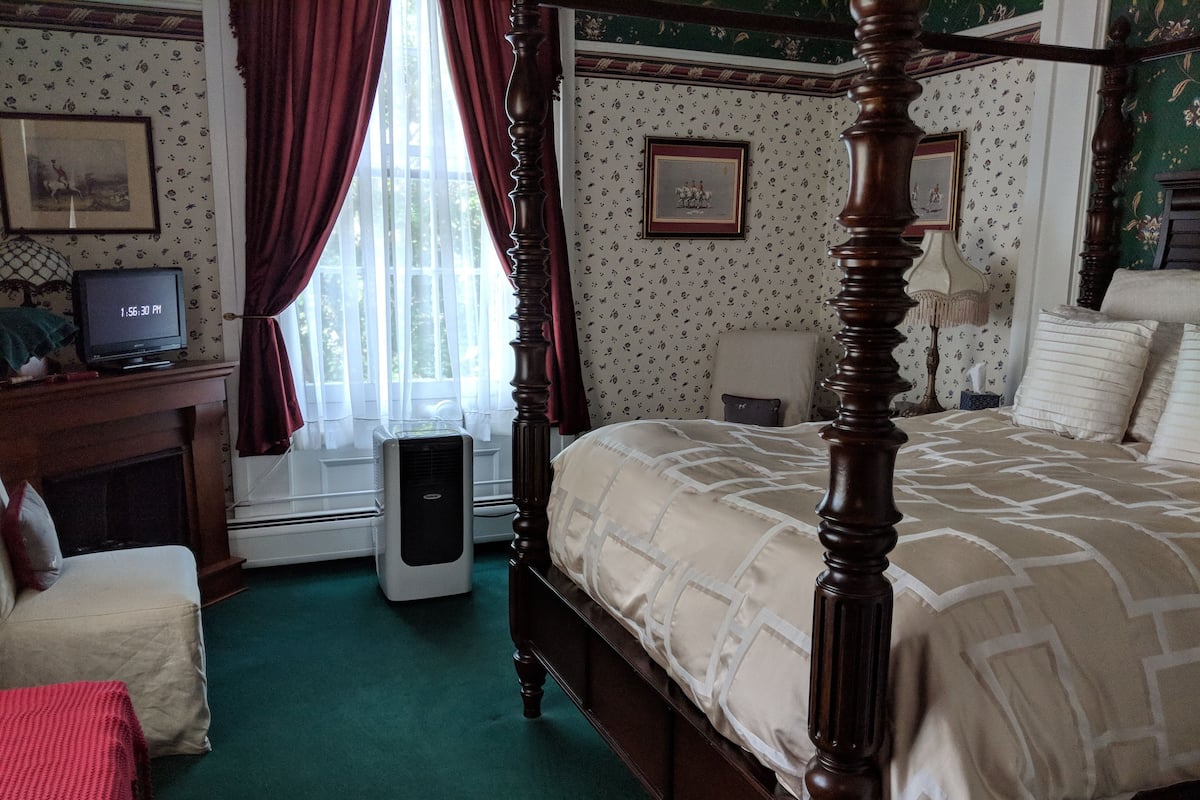 Premium Room, 1 Queen Bed, Fireplace, Garden View (Wadsworth) | Blackout drapes, iron/ironing board (on request), WiFi (free)