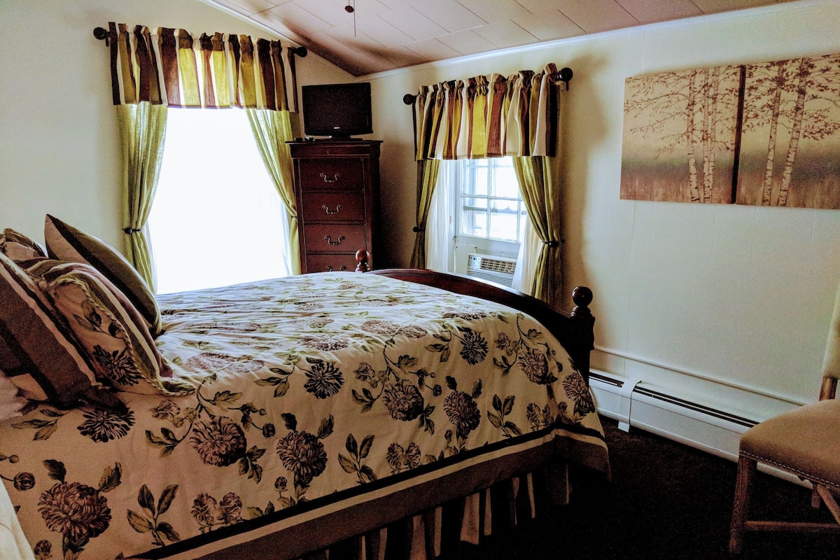 Deluxe Single Room, 1 Queen Bed, Fireplace, Garden View (Rochester) | Blackout drapes, iron/ironing board (on request), WiFi (free)