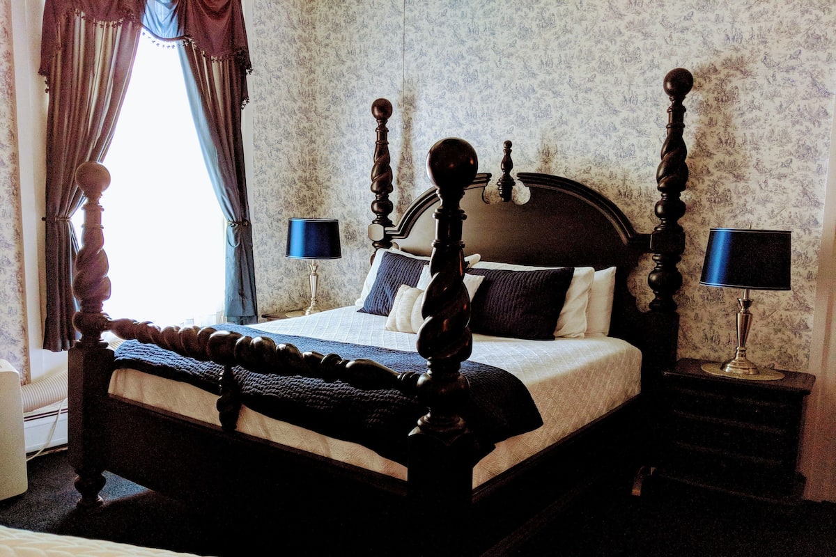 Deluxe eenpersoonskamer, 1 kingsize bed, open haard (Dansville) | Individueel gedecoreerd, individueel gemeubileerd
