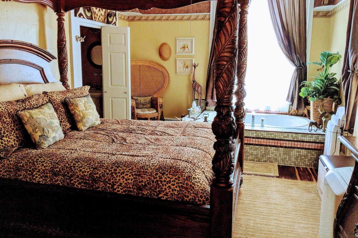 Romantic Room, 1 Queen Bed, Jetted Tub, Garden View (Livingston) | Blackout drapes, iron/ironing board (on request), WiFi (free)