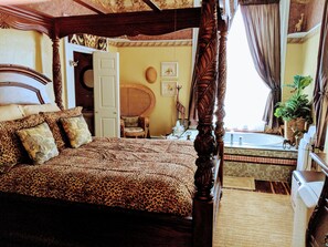 Habitación romántica, 1 cama Queen size, hidromasaje, vista al jardín (Livingston) | Decoración personalizada, muebles diferentes y cortinas blackout