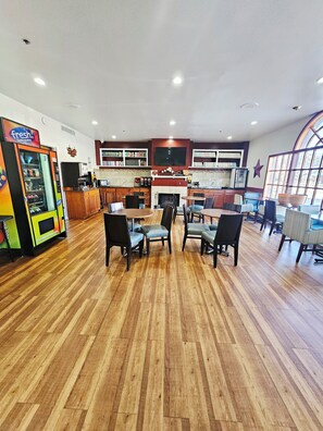 Free daily self-service breakfast  - Guest House Inn (Lubbock)