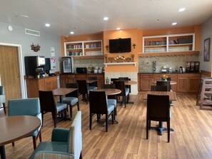 Petit déjeuner en libre-service compris tous les jours