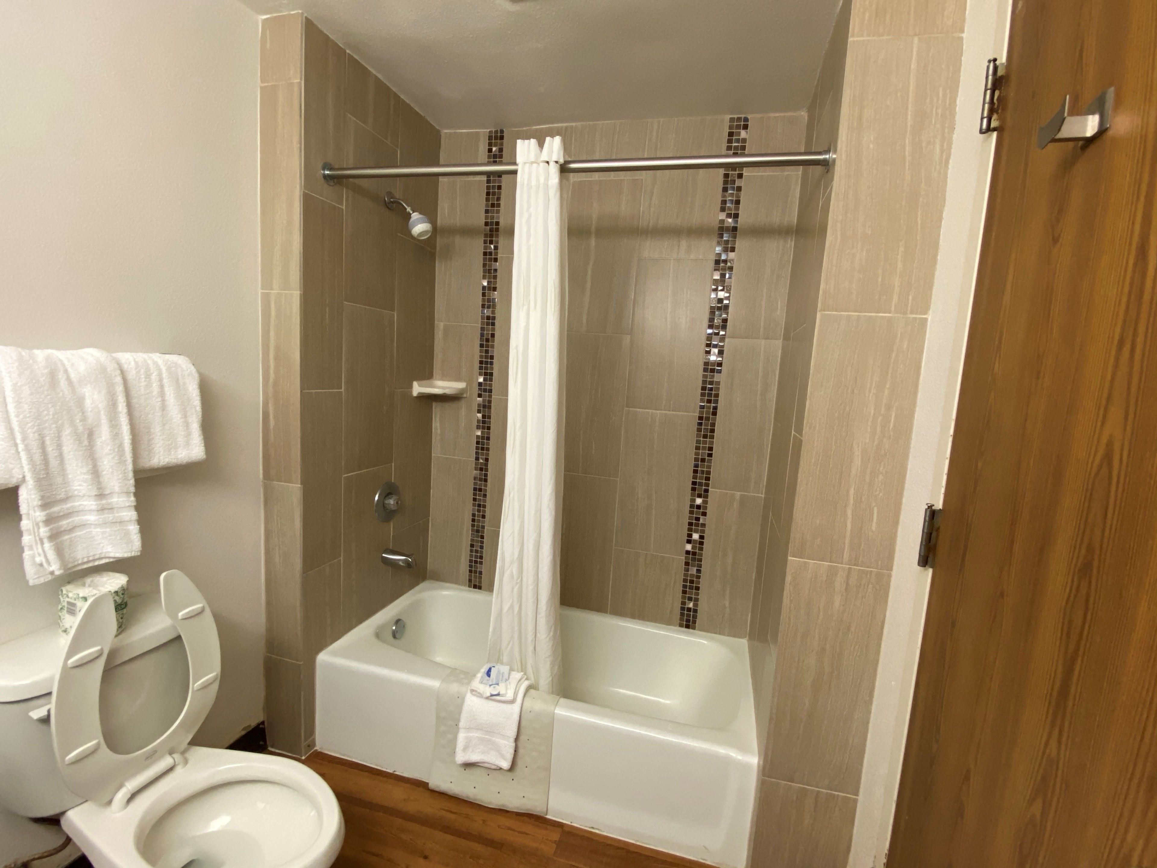 deluxe double room | bathroom | combined shower/bathtub, free toiletries, hair dryer, towels