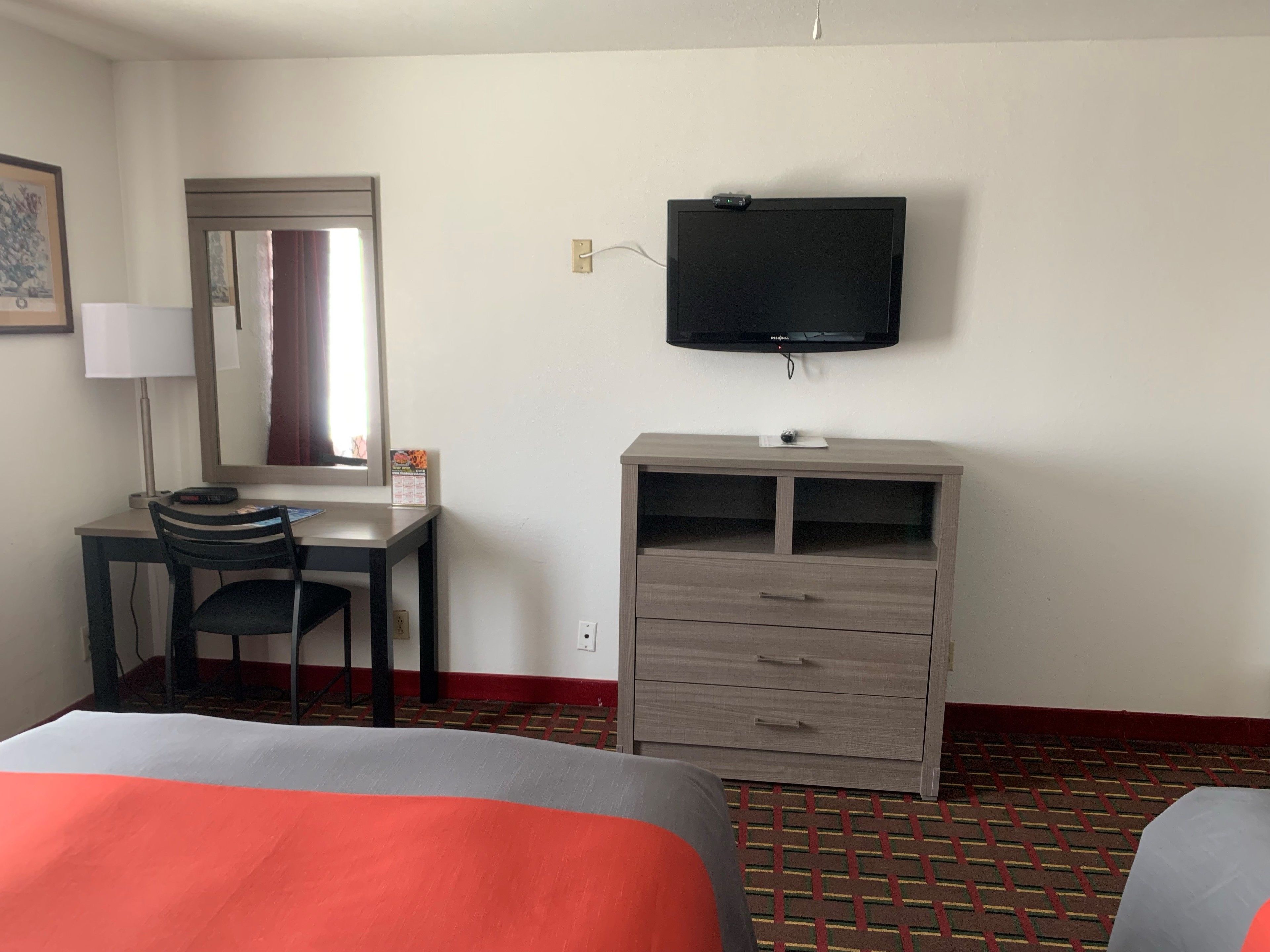 deluxe double room | television
